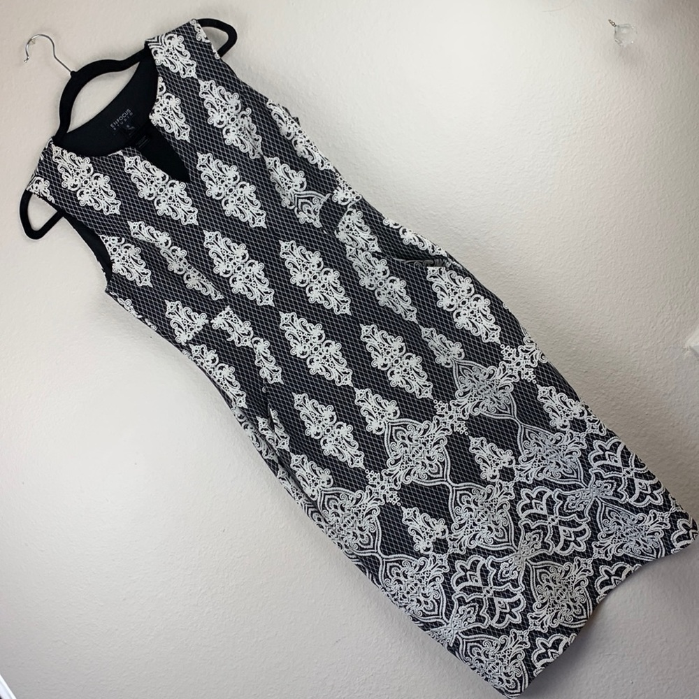 Enfocus Studio Size 8 Formal Form-fitting Midi Dress with Pockets!